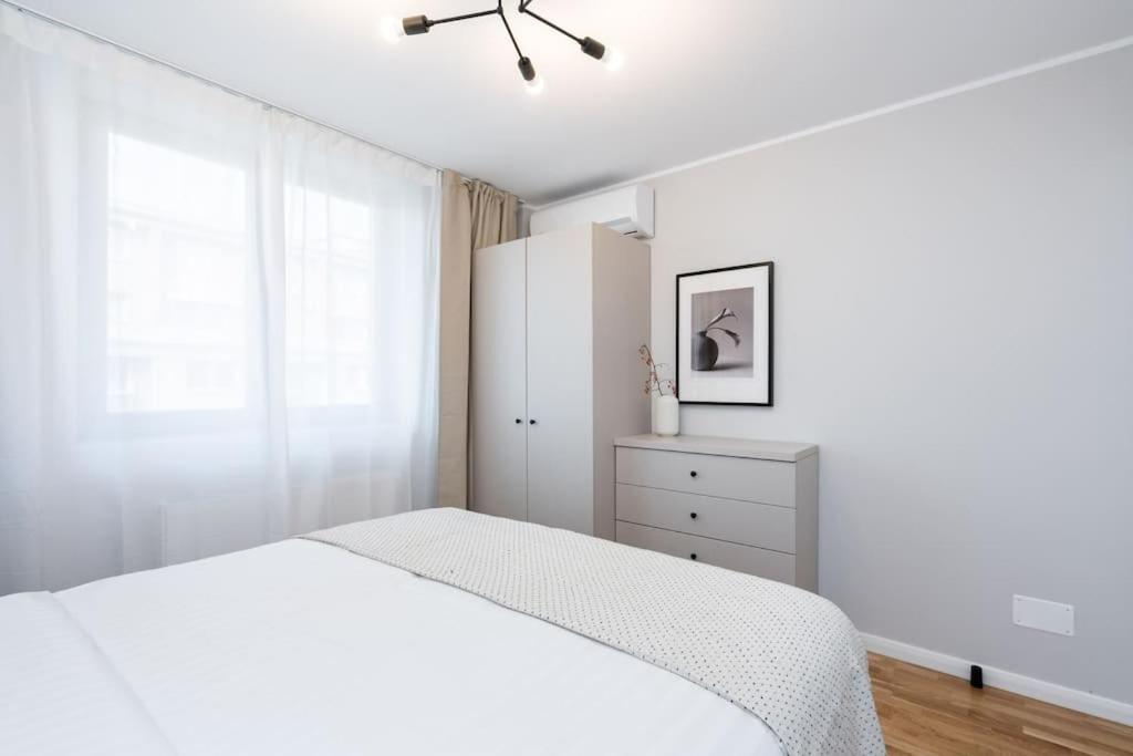 Sunny 2Br Flat - Top Location - Stunning Views Bucarest Exterior foto