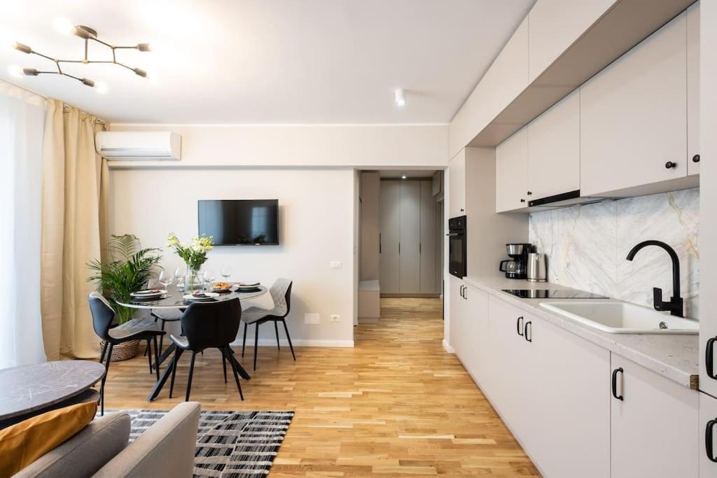 Sunny 2Br Flat - Top Location - Stunning Views Bucarest Exterior foto